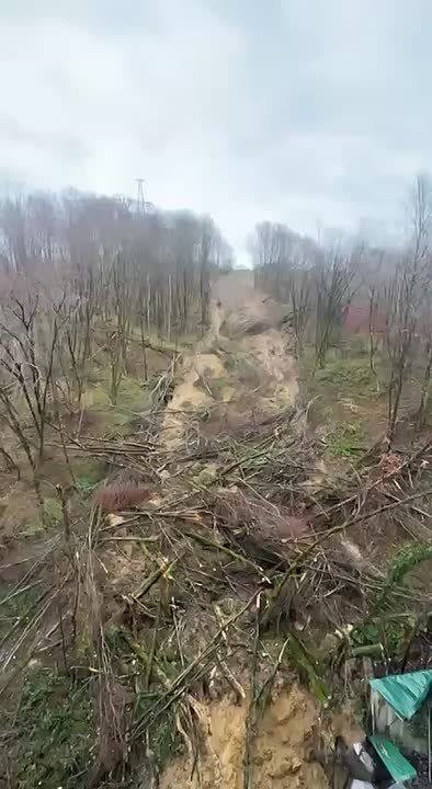 В Сочи снова оползень. В Адлерском районе Сочи зафиксирован сход оползня с соседнего земельного участка в сторону жилого многоквартирного дома