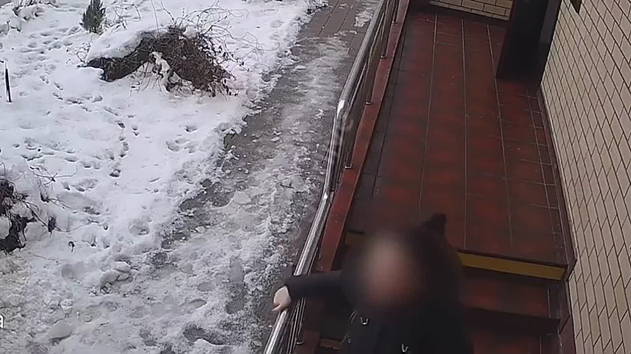 Зонтик против хулиганов. В многоэтажке на Гидростроителей случился погром