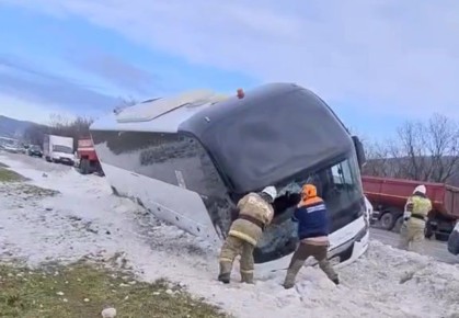 На трассе в пригороде Новороссийска рейсовый автобус с пассажирами опрокинулся в кювет в результате аварии