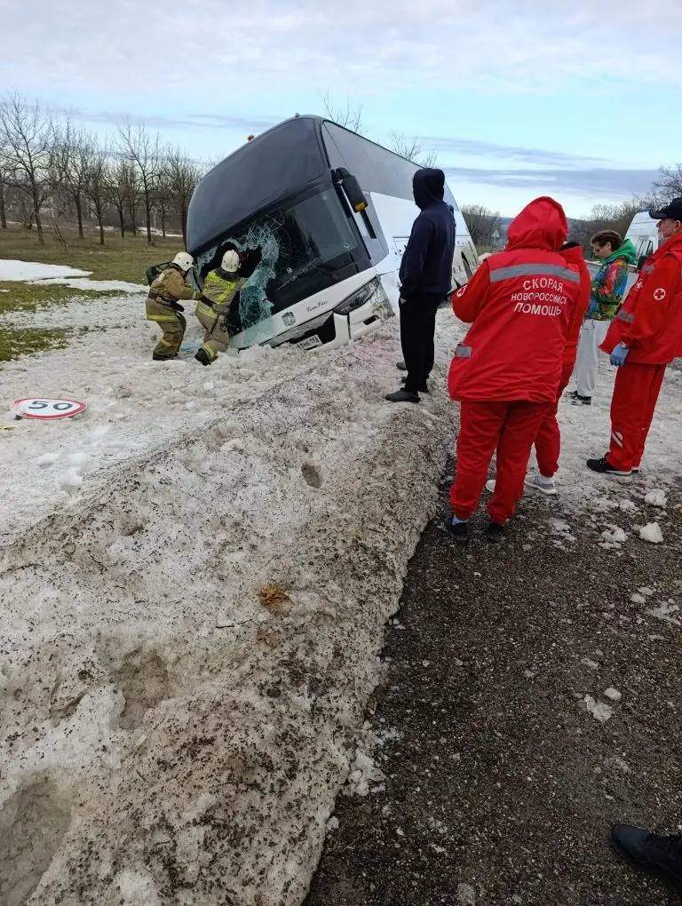 Пассажиры автобуса, попавшего в ДТП вблизи хутора Семигорского, доставлены в Новороссийск попутным транспортом