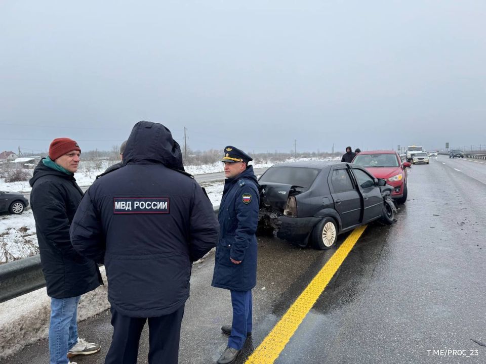 Пять человек пострадали в результате аварии с участием 20 автомобилей на трассе на Кубани, сообщили в местной прокуратуре
