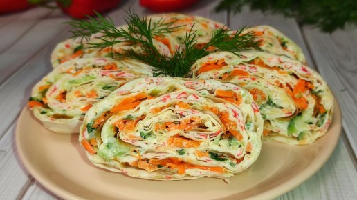 Рулет из лаваша с крабовыми палочками и морковью по-корейски
