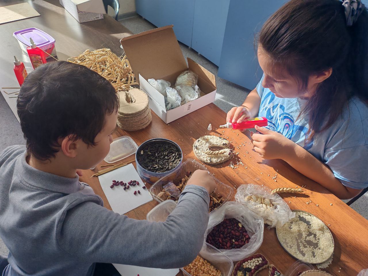 В Центре традиционной народной культуры в Новороссийске стартовал арт-проект «Волшебство СВОими руками» В Центре традиционной народной культуры в Новороссийске стартовал арт-проект «Волшебство СВОими руками»