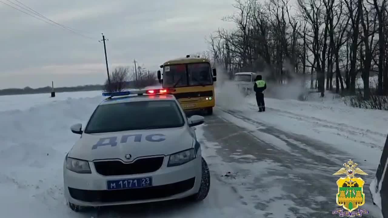 Помощь на безлюдной дороге: госавтоинспекторы спасли водителя, который провел ночь на морозе