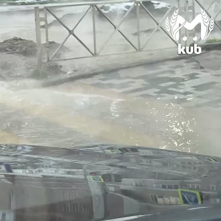 Трубу с кипятком прорвало на перекрестке 40 лет Победы и Героев разведчиков в Краснодаре