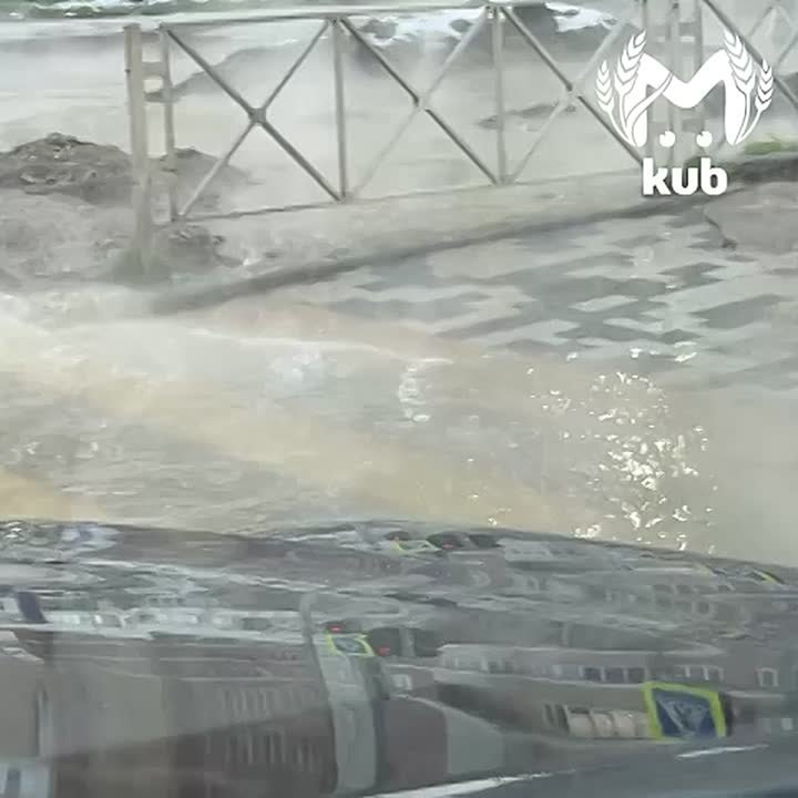 Трубу с кипятком прорвало на перекрестке 40 лет Победы и Героев разведчиков в Краснодаре