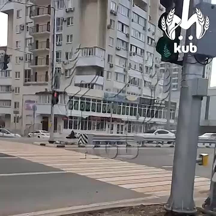 Тротуар вокруг дорожной развязки за полмиллиарда в Новороссийске развалился спустя месяц после открытия