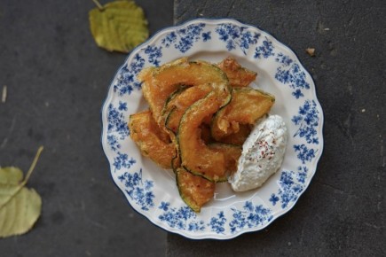 Хрустящие тыквенные фритти с зелёным соусом: спокойное объяснение простого удовольствия