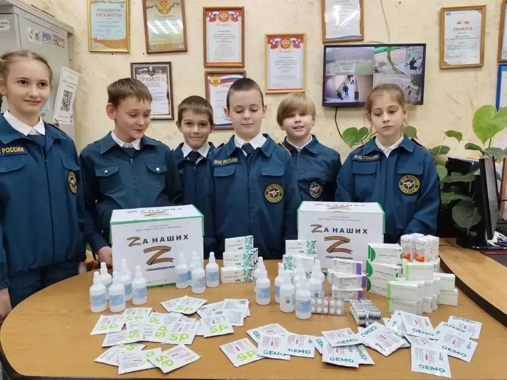 Школьники Геленджика передают солдатам медикаменты Школьники Геленджика передают солдатам медикаменты