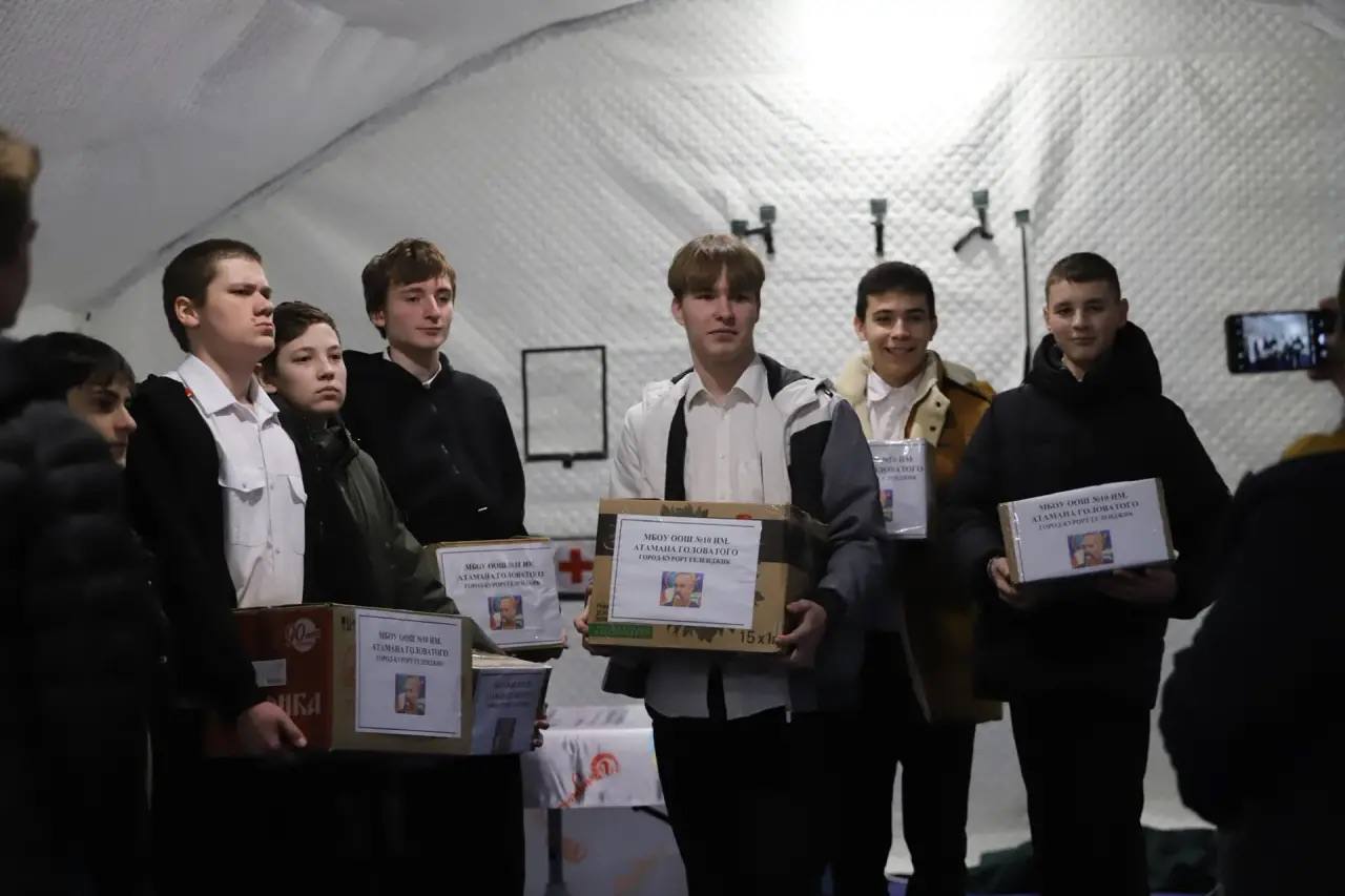 Школьники Геленджика передают солдатам медикаменты Школьники Геленджика передают солдатам медикаменты