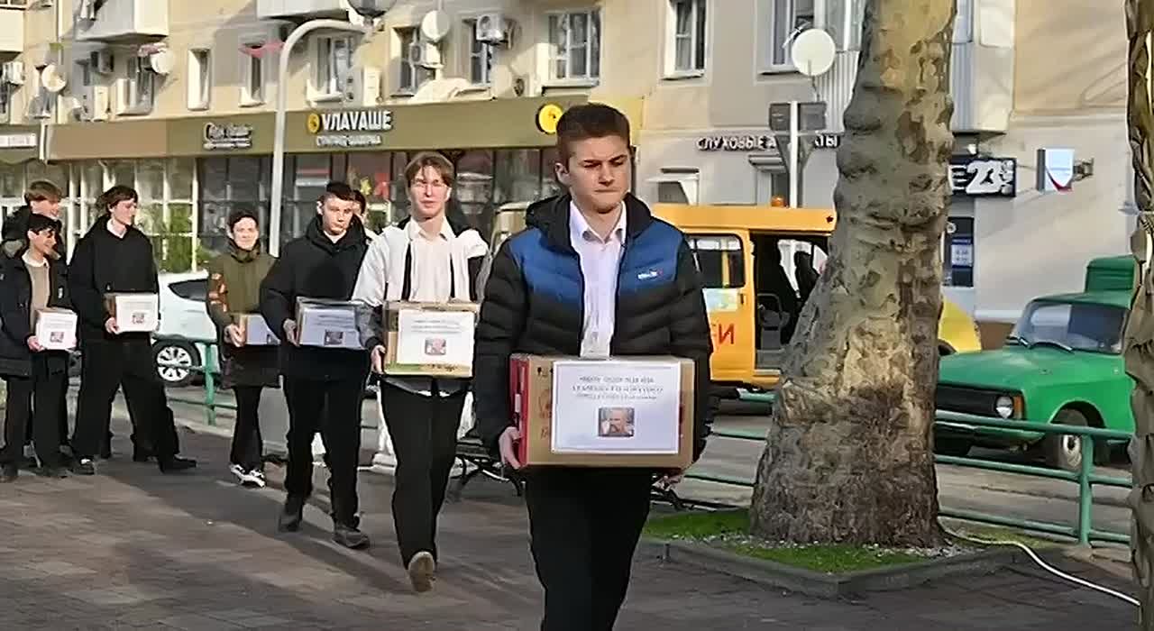 Школьники Геленджика передают солдатам медикаменты