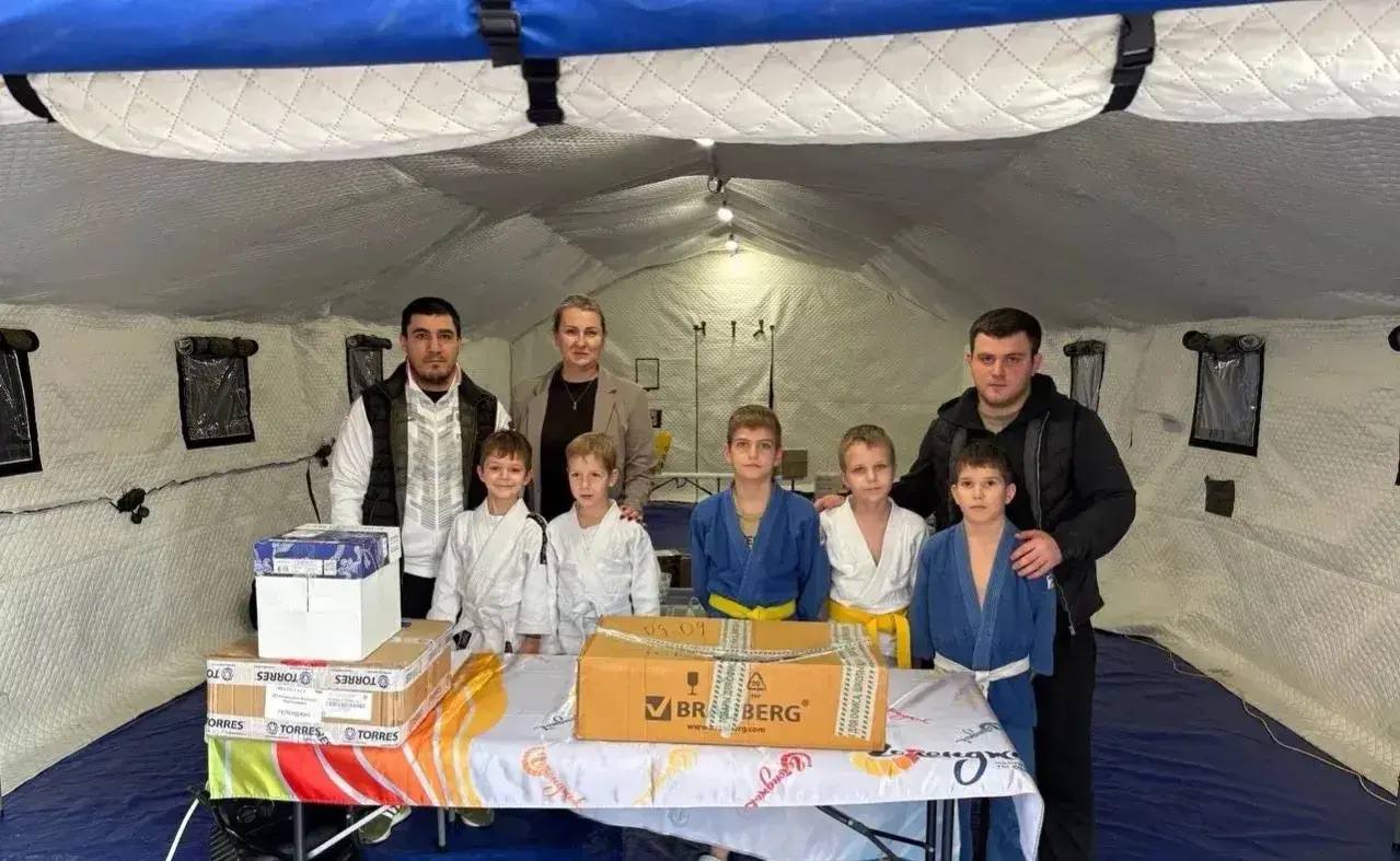 Школьники Геленджика передают солдатам медикаменты Школьники Геленджика передают солдатам медикаменты