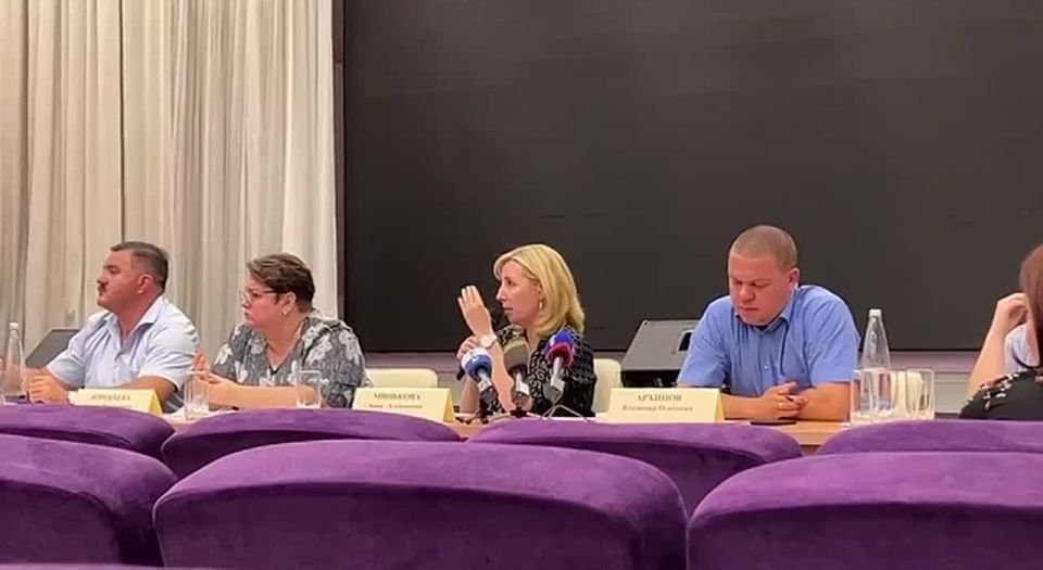 «Это ваш выбор – заводить детей» - так задержанная вчера экс-замгубернатора Кубани Анна Минькова говорила в 2022 году родителям, чьим детям не хватило мест в новой школе