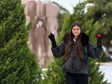 Волонтёры помогли разобрать новогодние украшения в Кабардинке