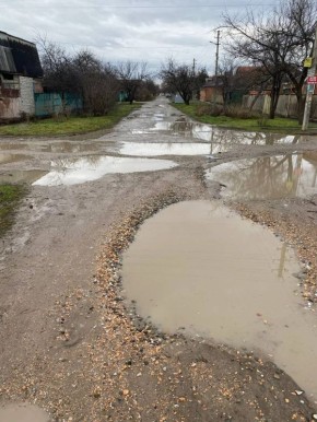 В Краснодаре жители годами не могут добиться от властей ремонта дороги