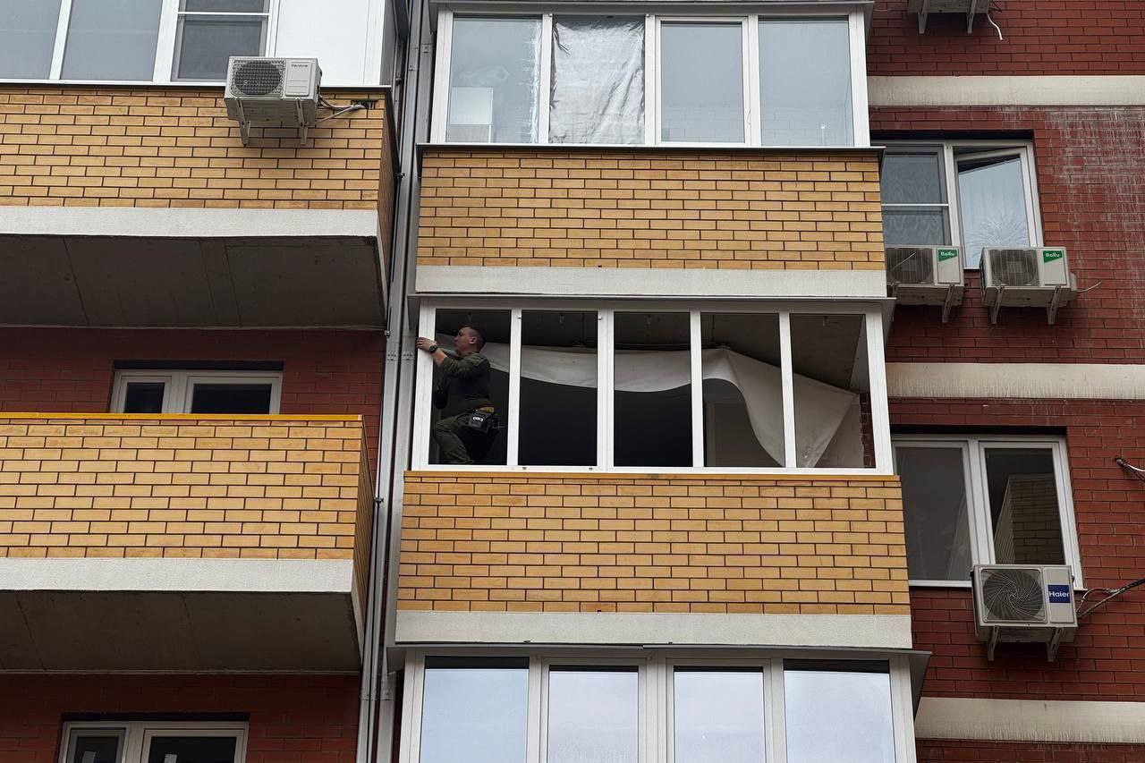 В Новой Адыгее продолжается устранение последствий атаки беспилотников В Новой Адыгее продолжается устранение последствий атаки беспилотников