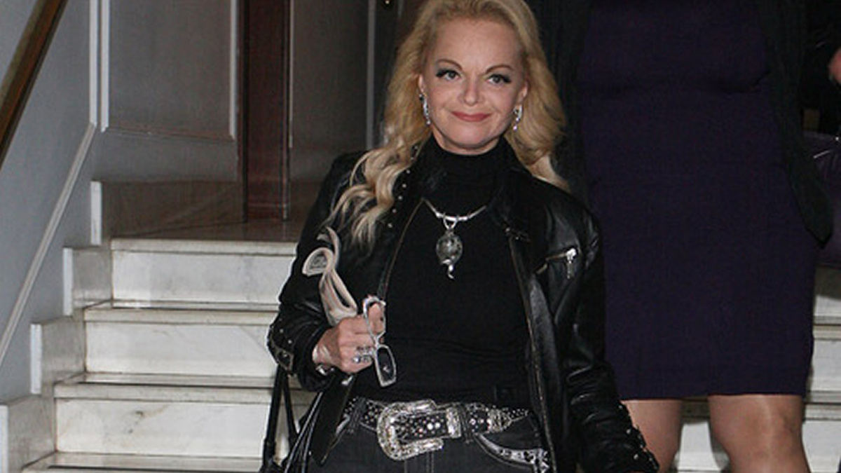 Лариса Долина ограничила доступ в дом для желающих заглянуть