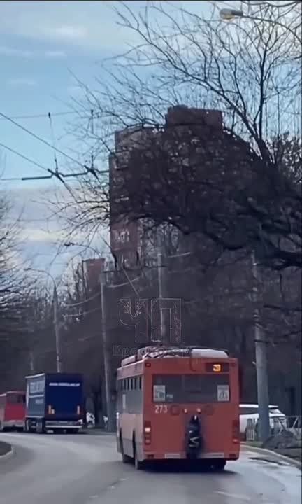 И вновь в Краснодаре чей-то запасной ребенок прокатился на задворках троллейбуса по улице 30-й Иркутской Дивизии