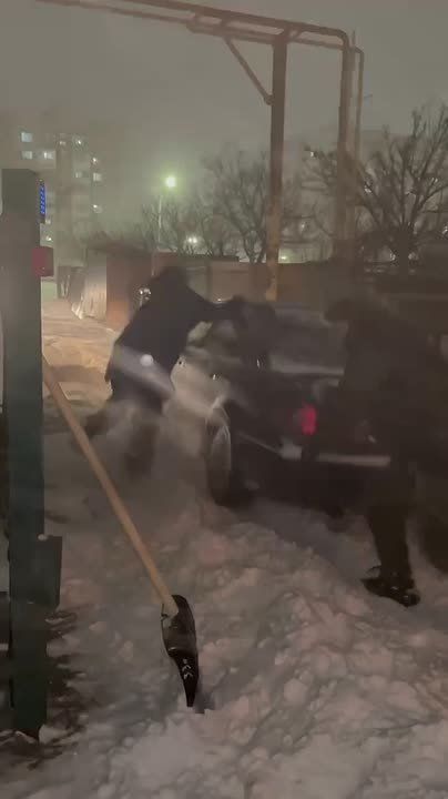 На Кубани прямо сейчас начался снежный апокалипсис, на видео город Ейск