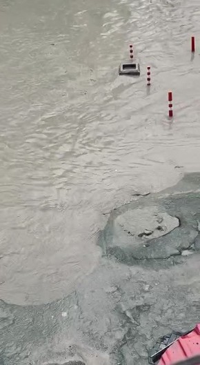 То снег, то дождь: реки разлились на улицах Анапы после ливня