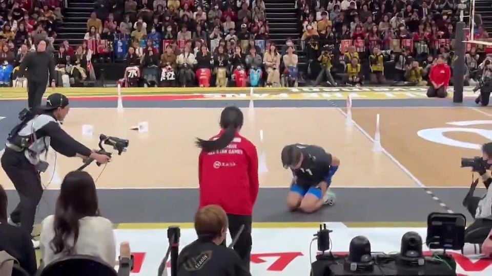 Японский волейболист случайно попал мячом по голове девушки и очень эффектно извинился