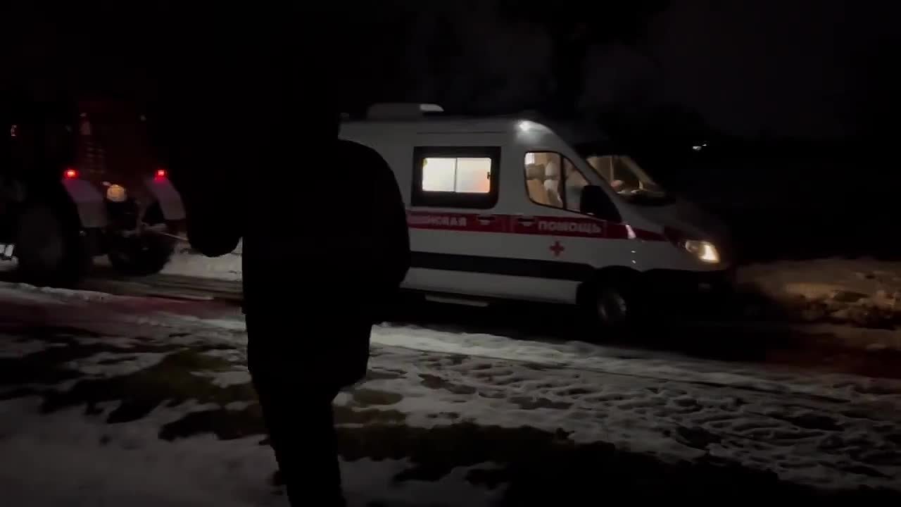 Автомобиль скорой помощи с пациентом на борту застрял на заснеженной дороге: помогли полицейские и местные жители