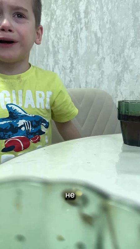 Мальчик честно признался, что зависим от телефона и выход есть только один — нужно срочно разбить его