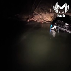 Машина с людьми застряла на горной реке в Абинском районе