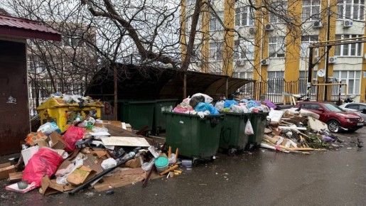 Жители дома на Вишнёвой, 10/7 бьют тревогу — мусор не уменьшается, а только растёт