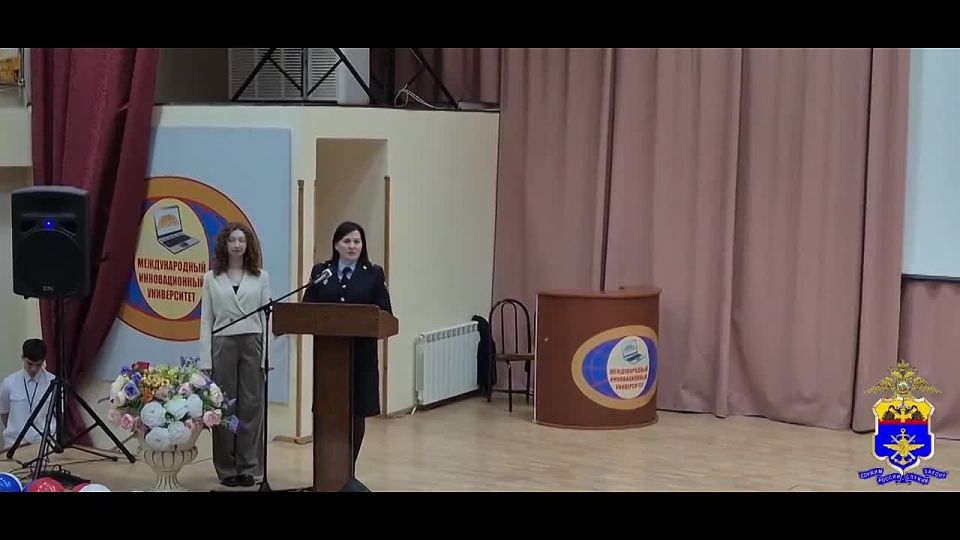 Транспортные полицейские Сочи поздравили выпускников университета и пригласили их на службу
