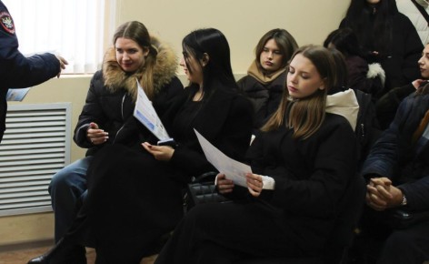 Крымское линейное управление МВД России на транспорте проводит профориентационные встречи с выпускниками
