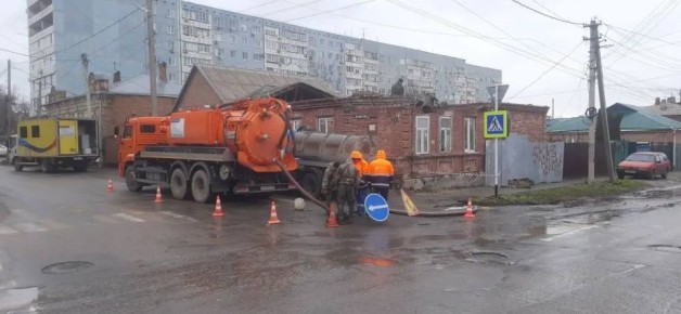 СПЕЦИАЛИСТЫ РОСВОДОКАНАЛА УСТРАНЯЮТ ПОРЫВ НА ПЕРЕСЕЧЕНИИ УЛИЦ КАРЛА ЛИБКНЕХТА И ЛЕРМОНТОВА