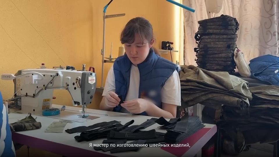Шьют, чтобы спасать. Кубанские студенты вносят реальный вклад в нашу общую победу Ребята обучаются по профессии швеи и проходят производственную практику на базе специализированного цеха