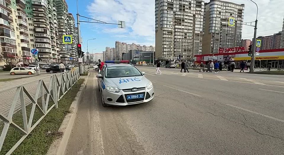 Сотрудники Госавтоинспекции города Краснодара регулярно проводят профилактическую работу с водителями и пешеходами через сигнально-громкоговорящую установку (СГУ) патрульных автомобилей