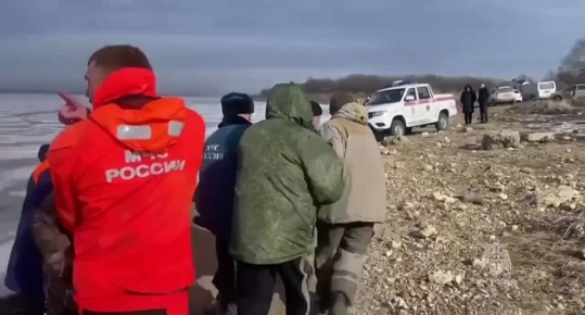 Дрейфовали на льдине. Семнадцать мамонтят рыбаков, дрейфующих на льдине, вызволили из коварной ловушки природы спасатели