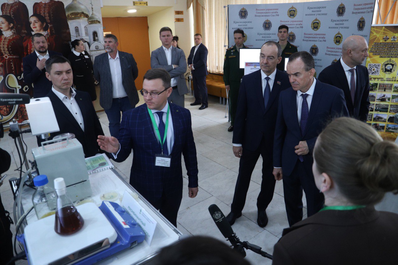 Губернатор Кубани Вениамин Кондратьев и председатель ЗСК Юрий Бурлачко приняли участие в торжественном мероприятии, посвященном Дню российской науки