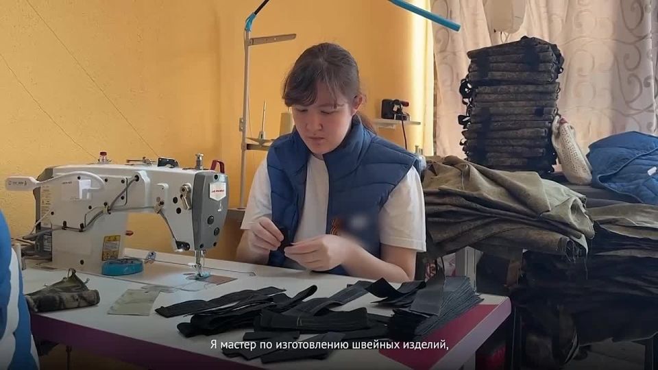 Шьют, чтобы спасать. Кубанские студенты вносят реальный вклад в нашу общую победу Ребята обучаются по профессии швеи и проходят производственную практику на базе специализированного цеха