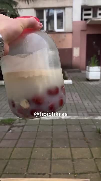 Турист поделился кадрами с уличной ярмарки в Соыи, где предлагают покупателям "лечебный" квас