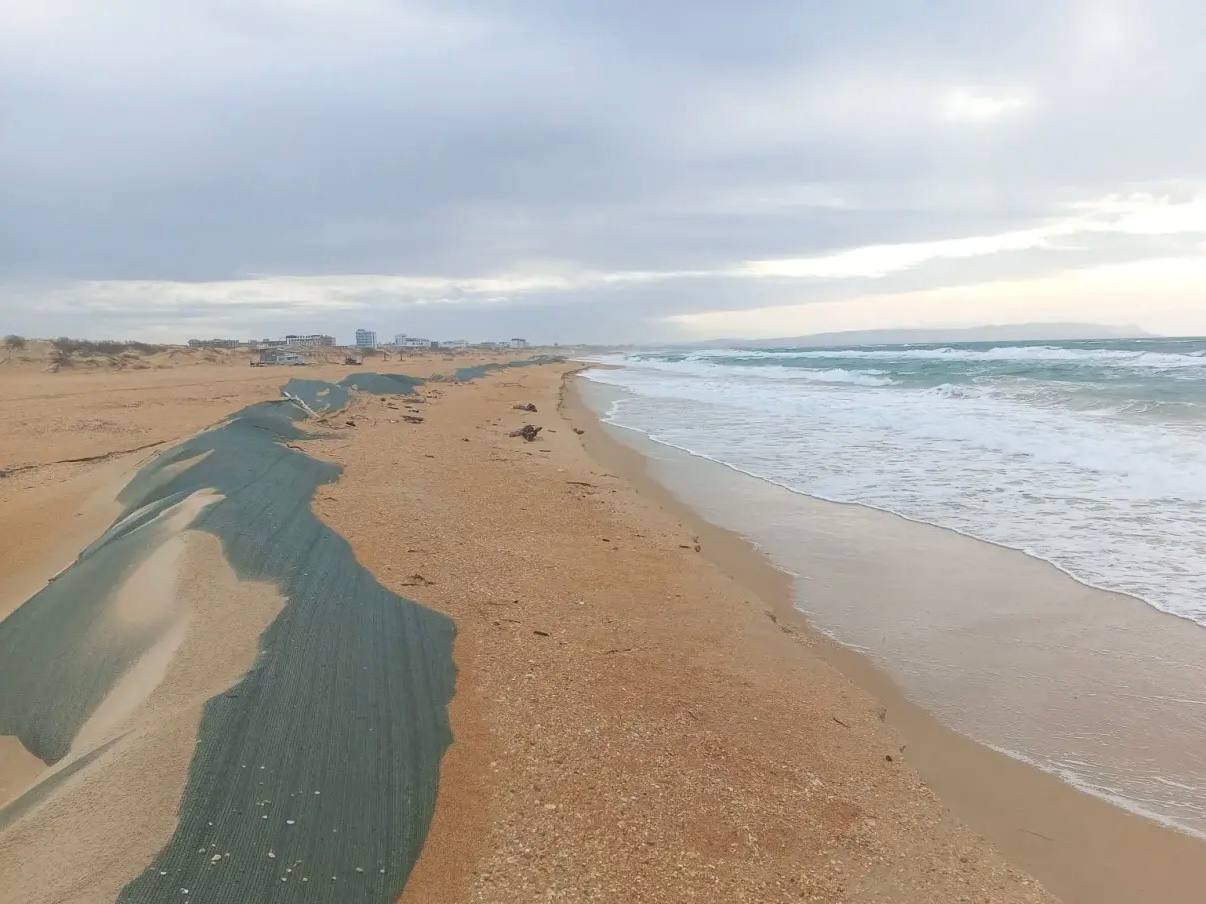 Море обнажило старые выбросы мазута на берегу в Анапе
