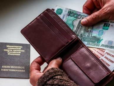 Пенсии работающих пенсионеров продолжают расти в России
