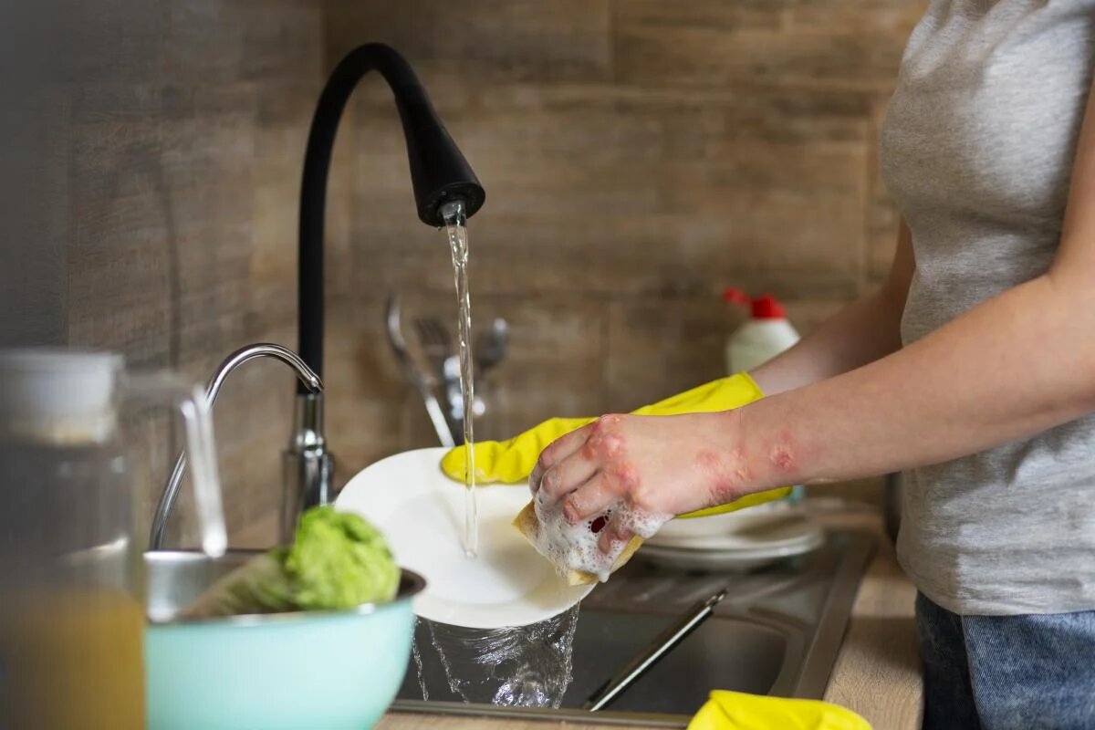 Почему стоит отказаться от губок для мытья посуды: простые альтернативы для здоровья