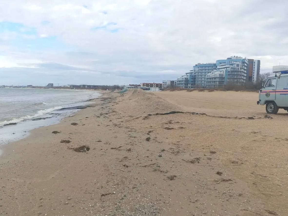 Море обнажило старые выбросы мазута на берегу в Анапе Море обнажило старые выбросы мазута на берегу в Анапе