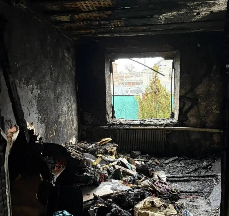 Дом многодетной семьи сгорел из-за зарядки телефона