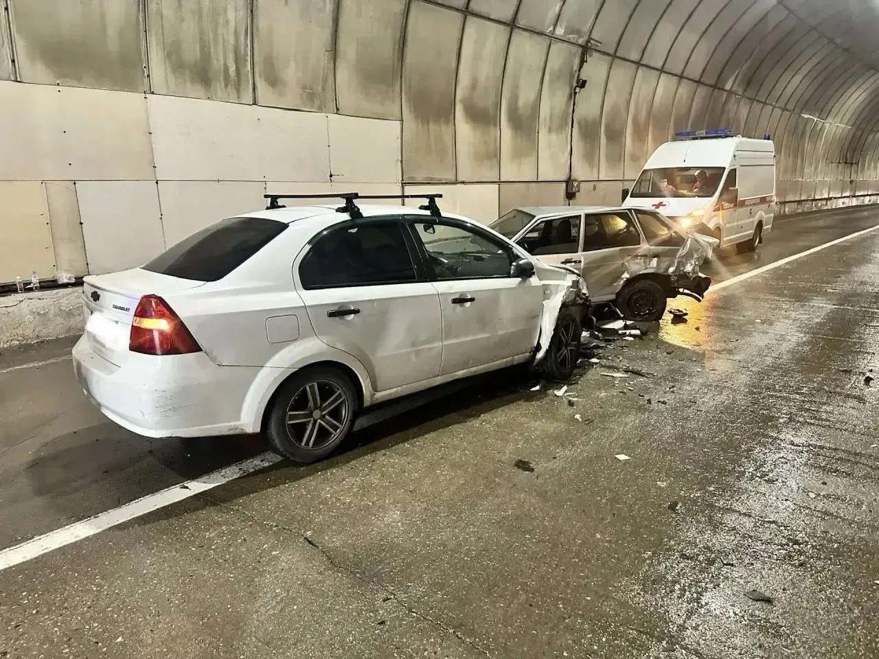 14.02.2026 в 14:00 на ФАД А-149 «Адлер-Красная Поляна», 29 км + 910 м, 29-летний водитель автомобиля «ВАЗ-211440» двигался в тоннеле со скоростью, не обеспечивающей постоянного контроля за движением транспортного средства