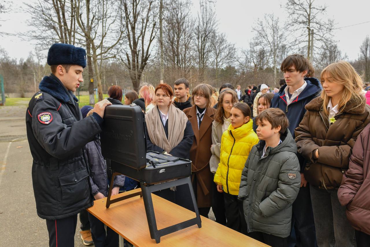 Сотрудники краснодарской полиции провели комплексное мероприятие для школьников Сотрудники краснодарской полиции провели комплексное мероприятие для школьников