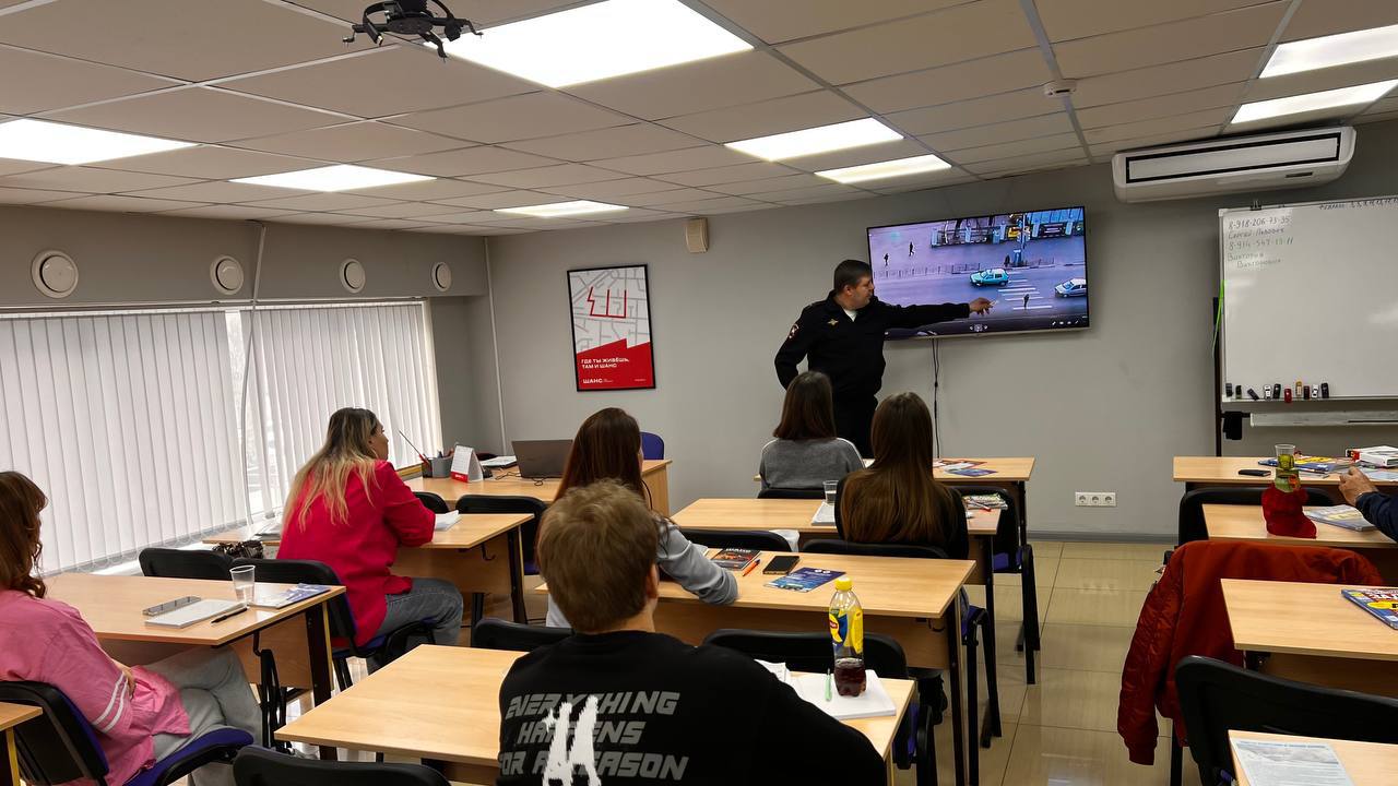 В Краснодаре полицейские провели профилактические беседы с учащимися автошкол В Краснодаре полицейские провели профилактические беседы с учащимися автошкол