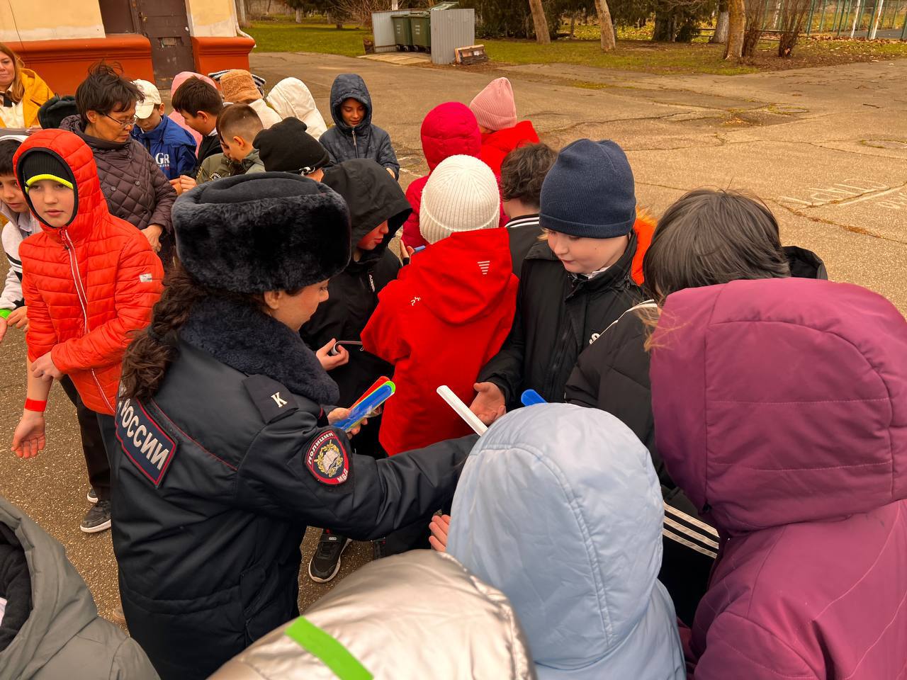 Сотрудники краснодарской полиции провели комплексное мероприятие для школьников Сотрудники краснодарской полиции провели комплексное мероприятие для школьников