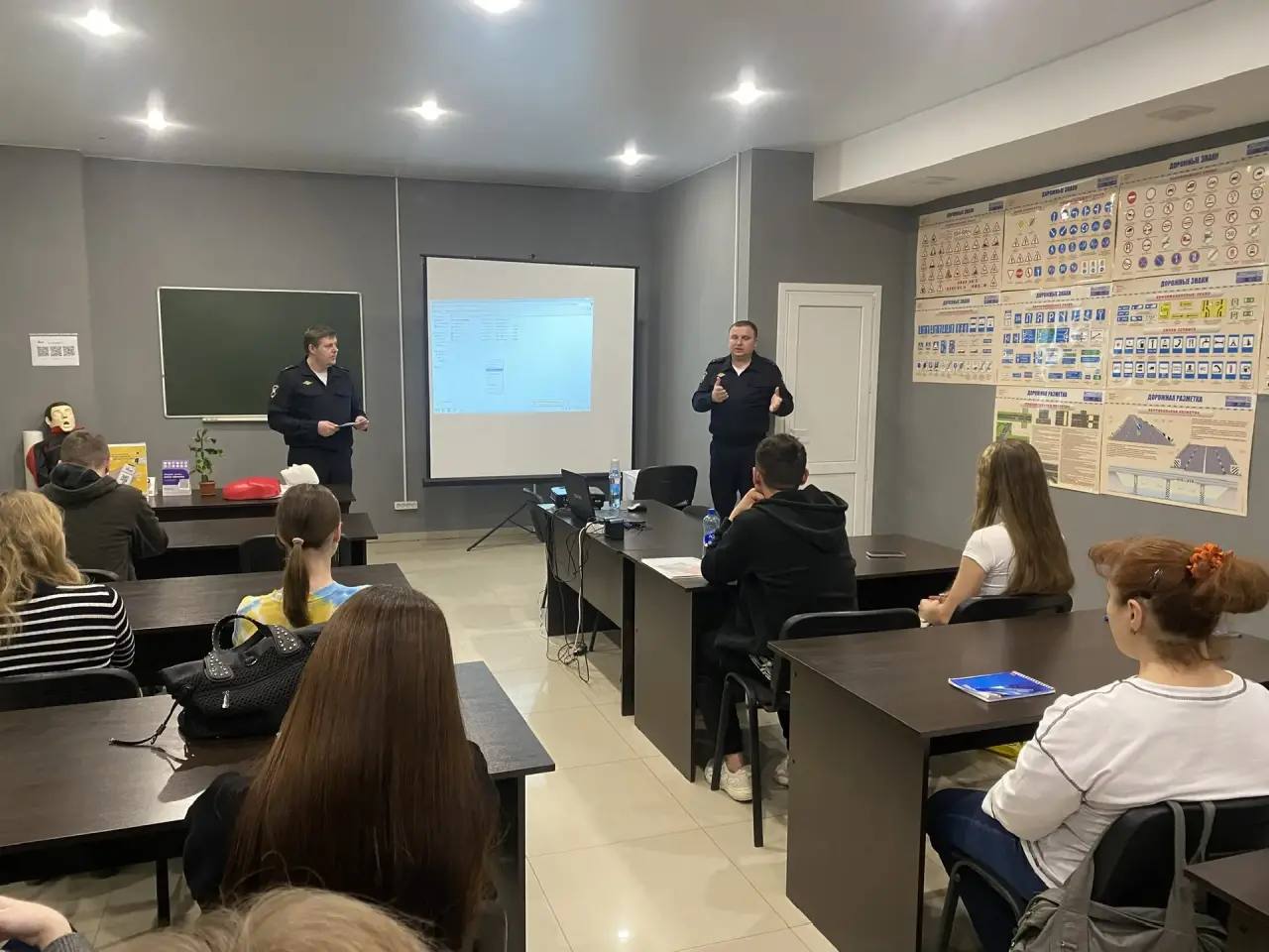 В Краснодаре полицейские провели профилактические беседы с учащимися автошкол В Краснодаре полицейские провели профилактические беседы с учащимися автошкол