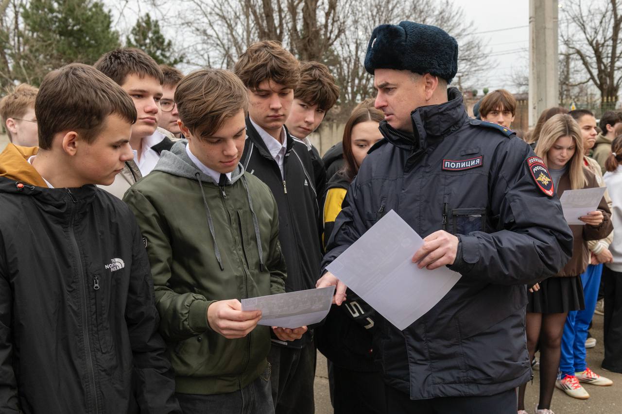 Сотрудники краснодарской полиции провели комплексное мероприятие для школьников Сотрудники краснодарской полиции провели комплексное мероприятие для школьников