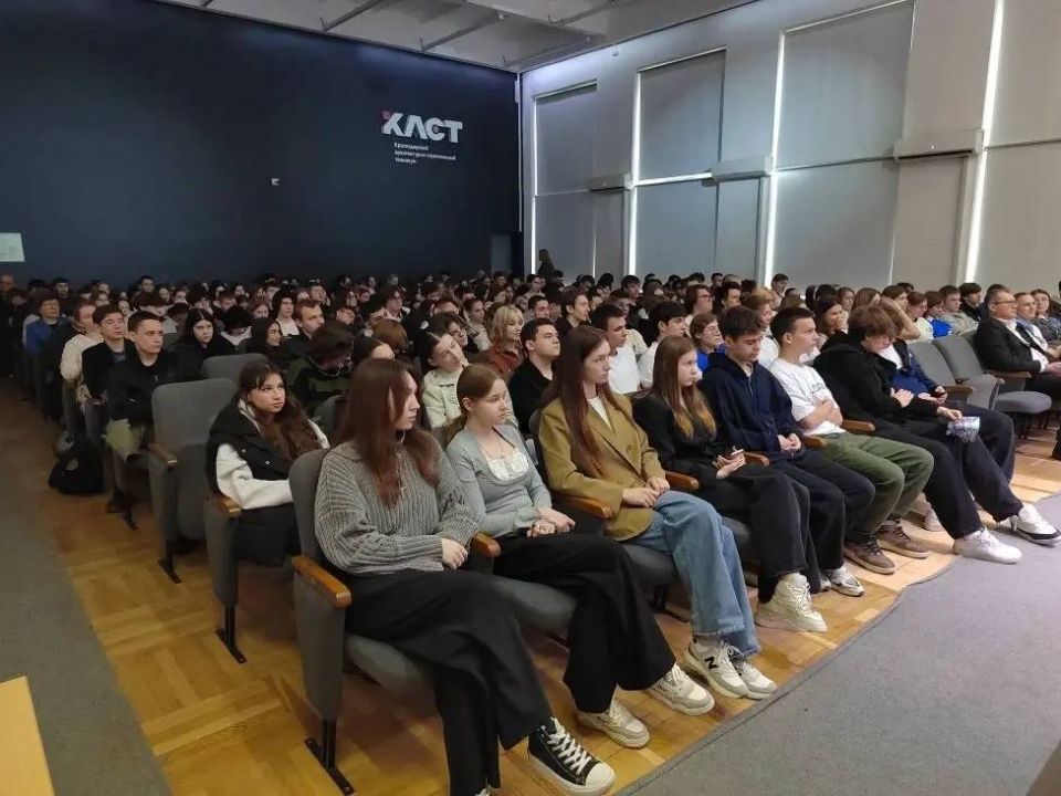 В Краснодаре полицейские провели профориентационное мероприятие для студентов Краснодарского архитектурно-строительного техникума